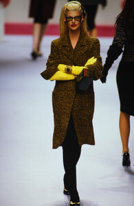 403949989_chanel-fw-1995(2).thumb.jpg.b0cb4b43450cfa98c639a7675677d3e2.jpg