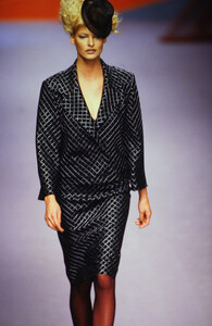 408550250_karl-lagerfeld-fw-1995(41).thumb.jpg.f258222c20f302b87e8b028012a16d92.jpg