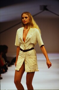 427554081_Krizia1991WomenRTW158.thumb.jpg.4705784007d74b21f7bfe0aef5317542.jpg