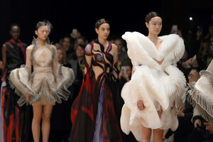 434057572_IrisVanHerpenRunwayParisFashionWeekoQrFst0soYcx.thumb.jpg.8fdd381510871b2644d6409120613cf8.jpg