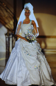 481332930_versace-hc-ss-1994(2).thumb.jpg.e59e1ce808644a95858a35d3c83dfa6a.jpg