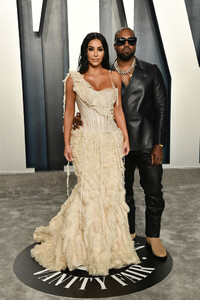 Kim+Kardashian+2020+Vanity+Fair+Oscar+Party+XcRDoA14F5yx.jpg