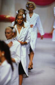 502772836_chanel-fw-1995(26).thumb.jpg.aa2e1f6c3e879018a00a4d39f02541ea.jpg