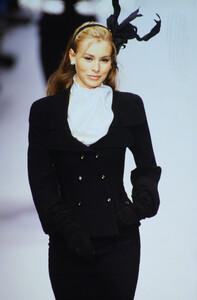 522992481_chanel-fw-1995(17).thumb.jpg.fe5d9dd26049d4289a5f3bb281b6f1a3.jpg