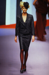 532313450_karl-lagerfeld-fw-1995(39).thumb.jpg.f6defea141f739805b370d19ccaf85b8.jpg