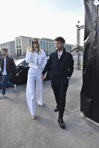 5431586-toni-garrn-et-son-fiance-alex-pettyfer-a-950x0-2.jpg