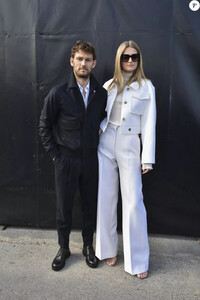 5431589-toni-garrn-et-son-fiance-alex-pettyfer-a-950x0-2.jpg