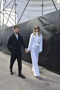 5431592-toni-garrn-et-son-fiance-alex-pettyfer-a-950x0-2.jpg