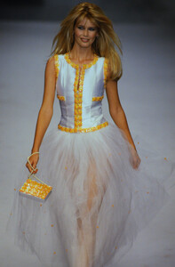 545360390_chanel-ss-1996(2).thumb.jpg.6f5ebe4e9d3ea1b37f941d624abba4dd.jpg