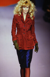 560575338_karl-lagerfeld-fw-1995(8).thumb.jpg.b8e7a4b681a5ea890a35d7f61d36333d.jpg