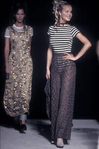 561284094_JeanPaulGaultier1993WomenRTW139.thumb.jpg.6583cb5eaa556ca5101cf2b9cdbf2f4e.jpg