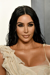 Kim+Kardashian+2020+Vanity+Fair+Oscar+Party+9FRWx2ohb1gx.jpg