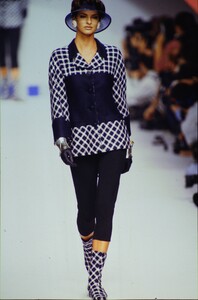 598982213_karl-lagerfeld-ss-1991(4).thumb.jpg.a9c934be3d22fece37d35cab975ee6ef.jpg