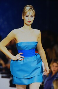 621673315_herve-leger-ss-1995(6).thumb.jpg.cc3ba03cac5ebf3f4a3ebb6acb2c1e9f.jpg