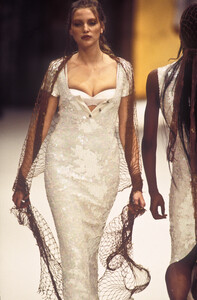 639969140_RifatOzbek1993WomenRTW126.thumb.jpg.1a1ac97f6c0a9020ee492be4069355a7.jpg