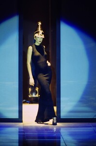 641842661_versace-fw-1993(32).thumb.jpg.be13a2299d72c78ace859a5f608455fa.jpg