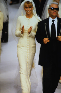 662338192_chanel-hc-fw-1995(4).thumb.jpg.12b836258610c8f913400fea4809dacf.jpg