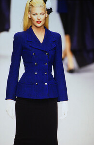 672901741_chanel-fw-1995(11).thumb.jpg.64a12840af6c192c1c7bf6a8b8d61960.jpg