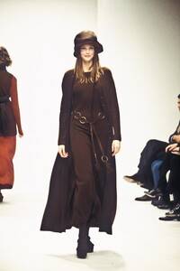 673246037_Prada1993WomenRTW5.thumb.jpg.6be6c3bd5aa60378cf3f1477a95c0a94.jpg