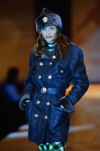 684572996_versace-fw-1993(1).thumb.jpg.913195952493752e5863d9a9993789af.jpg