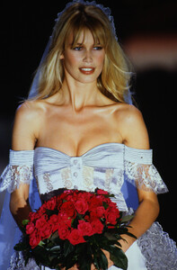 700628064_valentino-ss-1995(1).thumb.jpg.bd3137560ab88140f7319936d175b42f.jpg