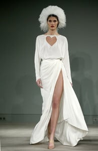 710519995_AlexisMabilleRunwayParisFashionWeekHaute27I84wKxowUx.thumb.jpg.52c25c1aed25ecfcf5cc157872d64886.jpg