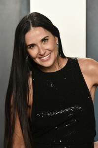 722119781_DemiMoore2020VanityFairOscarPartyHosted7XDp7Fr_o_Dx.thumb.jpg.8bb6fdc68e33b9e73f039532ade67762.jpg