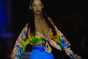 725449858_versace-ss-1993(12).thumb.jpg.a20a07e18ffa247486abeb910fb47634.jpg