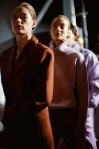 741708705_vogue-milano-fashion-week-2020-backstage-boss(1).thumb.jpg.e7b016509608a6c7eeb41d72e7f047b8.jpg