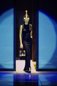 743916835_versace-fw-1993(31).thumb.jpg.dc70939a2a7fc28bdec71d7a00d7b1a0.jpg