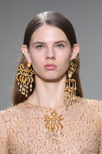 754757013_SchiaparelliRunwayParisFashionWeekHaute5_CP0uHD8Xxx.thumb.jpg.306756d7aca75d8b1285fe81a41039a0.jpg