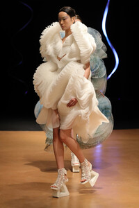 79858131_IrisVanHerpenRunwayParisFashionWeek9D4cwnfYQdnx.thumb.jpg.e0460a848865b530236980c7d1382c9d.jpg
