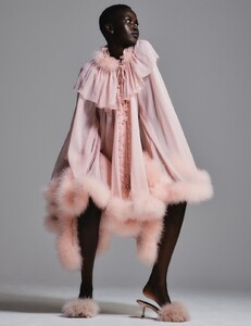 82318012_VogueGermanySepetmeber201948.thumb.jpg.e9686d70c59d348a2016bab939f81367.jpg