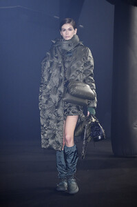 865551601_KaiaGerberMonclerRunwayMilanFashionWeekeyj6b0Jv1R6x.thumb.jpg.1554ffd1a003be60d77f36ff3cbd45c7.jpg