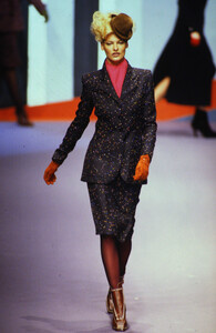 869114496_karl-lagerfeld-fw-1995(36).thumb.jpg.4a357868feee0f96f5cce69e13e2a93c.jpg