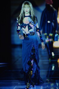 875648075_versace-fw-1993(11).thumb.jpg.88856553a72bafba4b5415e1c2ab169d.jpg