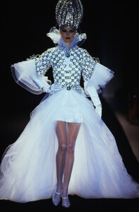 906986793_paco-rabanne-hc-fw-1995(6).thumb.jpg.bdd70374a6a574021093e77c5c50d114.jpg