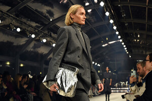 Amber+Valletta+Isabel+Marant+Runway+Paris+aQOt3Urdn5Kx.jpg