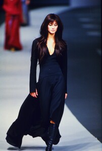 95513718_chanel-fw-1999(2).thumb.jpg.4e1b75f05536ceacadb13c617df9e342.jpg