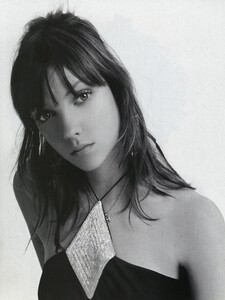 962385477_VOGUEItaliaALLSUMMERLONG9.thumb.jpg.d76312abc447fe02dcbf6ca2035b87ed.jpg