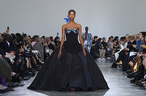 971552293_SchiaparelliRunwayParisFashionWeekHauteohqzcgCOFM7x.thumb.jpg.20e0eb8a4aa629e48f26cc9533d0c810.jpg