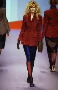 97551374_karl-lagerfeld-fw-1995(9).thumb.jpg.95e44393cc254dc7dfe544b8f9580b15.jpg