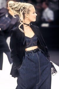 993634130_JeanPaulGaultier1993WomenRTW63.thumb.jpg.dfd5ab0389492f2d25a0f546fe52c763.jpg