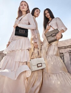 Aigner-Spring-Summer-2020-Campaign04.thumb.jpg.6e32a1d2f6861a67c15878f664af0cd8.jpg