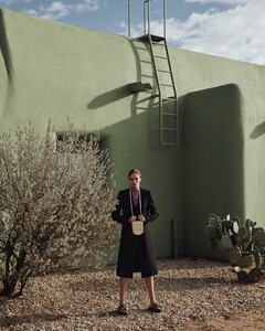 Alexina-Graham-Outdoor-Photos03.thumb.jpg.1ea64261b9054ca2caa8695db1264e97.jpg