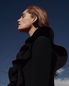 Alexina-Graham-Outdoor-Photos09.thumb.jpg.8ec6e6a2c1cebb75f93ef6bd1b99a3db.jpg
