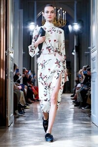 Altuzarra-RTW-FW20-Paris-3548-1582982872.thumb.jpg.b244d80a570d4ac005e06634974947c4.jpg