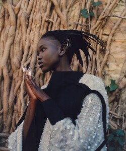 Andrew-Nuding-Vogue-Adut-Akech-10-855x1024.thumb.jpg.df5c46b750e316a32392bc1f93e2811d.jpg