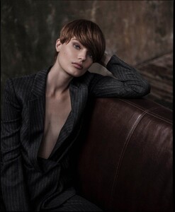 Anna-Mila-Guyenz-ELLE-Serbia-Cover-Photoshoot05.thumb.jpg.34abefff39cdaee513df74812798854e.jpg