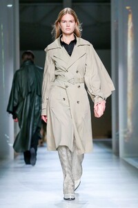 Bottega-Veneta-RTW-FW20-Milan-1911-1582392869.thumb.jpg.17be575685f379a06c6dcc107279bf6e.jpg